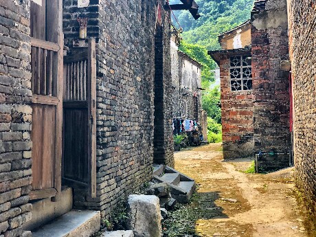Un petit village au bord de la Rivière Li