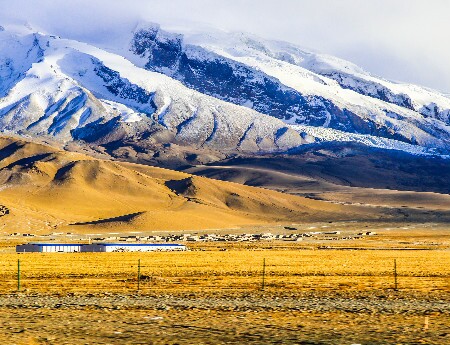 la montagne rouge d'Oytak