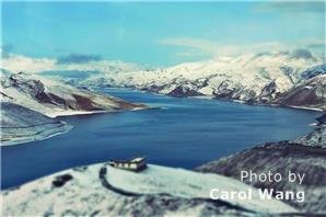 Eaux d'un bleu profond du lac Yomdrok