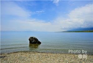 Vue des eaux calmes du lac Qinghai