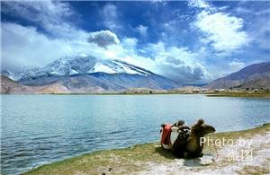 Lac Karakuli entouré de montagnes