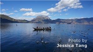 Vue du lac Lugu et de vaguelettes bleues
