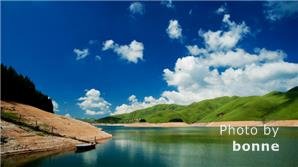 Lac céleste et ses vagues de verdures.