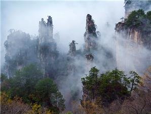 Pics dans la brume dans le Parc National de Zhangijaije