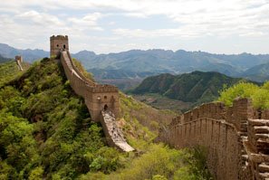 La Grande Muraille le long de crêtes de montagne