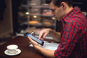 en utilisant le téléphone