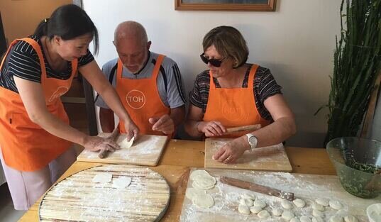 Faire des dumplings et cuisiner chez les résidents des Hutongs