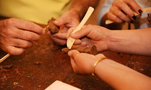 Faire des petites statues de soldats en terre cuite