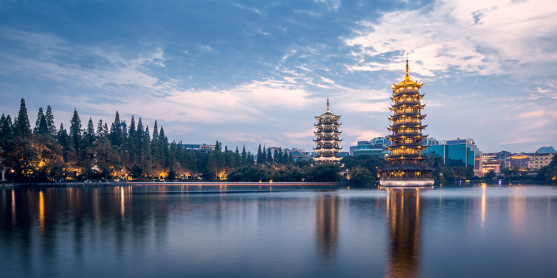 Les reflets des Pagodes jumelles dans le lac du sapin