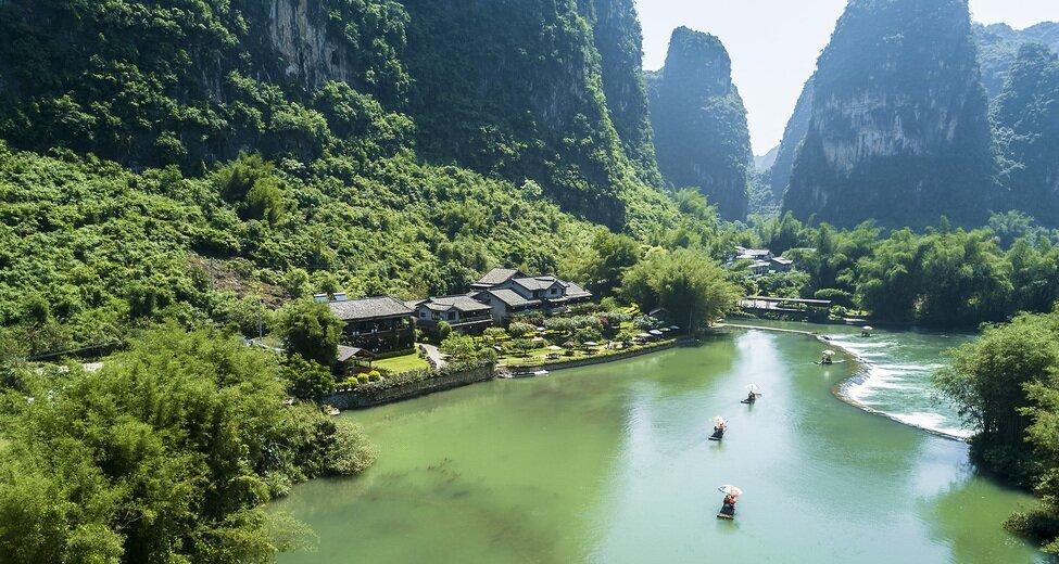 Prenez un radeau en bambou sur la rivière Yulong