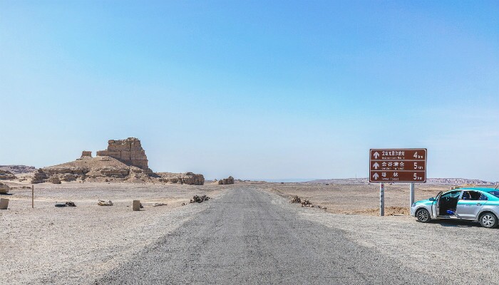 la route traversant le désert de Taklamakan