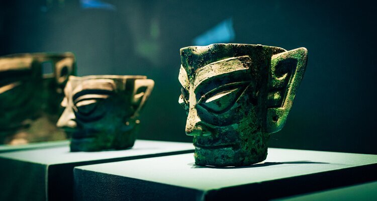 Statue et arbre de Sanxingdui