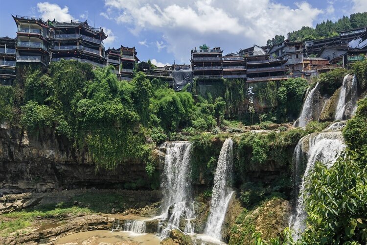 Furong. Un village millénaire perché au sommet d'une cascade