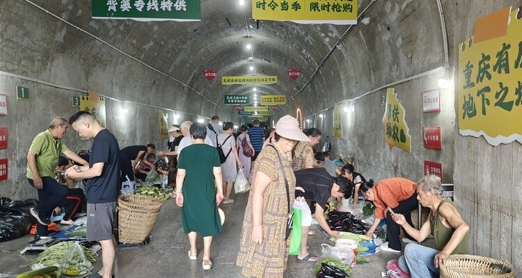Le marché dans l'abri anti-aérien